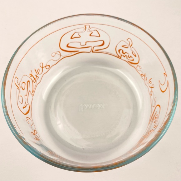 PYREX Halloween 1 Qt 950 ML Glass Bowl, Pumpkin Jack O Lantern, 6 In, No Lid - Picture 4 of 9